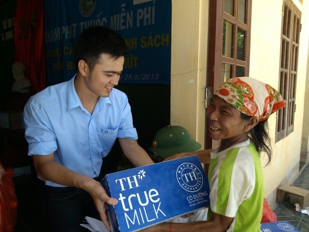 Đại diện TH true MILK tặng quà cho đồng bào dân tộc Chứt ở Hà Tĩnh.